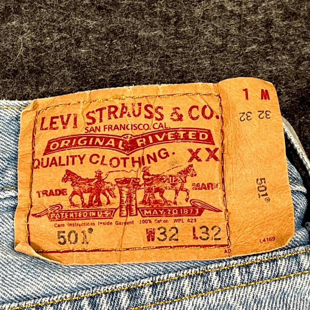 Vintage Levis 501 Original Mens Straight Leg Light Wash Blue Denim Jeans 32x32